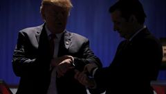 Trump a Cruz, rivalové s nejvyostenjími vztahy, si ped debatou kontrolují...
