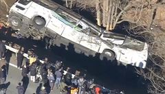 Pi nehod turistického autobusu v centrálním Japonsku zemelo nejmén 14 lidí.