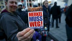 „Merkelová musí jít!“ Mezi stoupenci Pegidy nesbírá kancléřka sympatie.