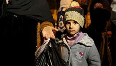 Syrská dívka s rodinou eká na odjezd z Madáji.