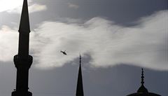 Policejní helikoptéra nad minarety. Policie steí místo útoku i ze vzduchu.