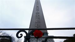 Karafiát ped známým Theodosiovým obeliskem jako památka obtem útoku.
