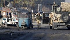 Afghántí vojáci u místa útoku.
