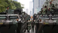 Indonétí vojáci na míst teroristického útoku.