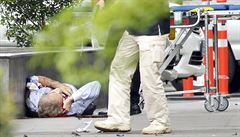 Zranný cizinec na zemi po teroristických útocích v Jakart. Mui spchají na...