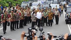 Indonéský prezident Joko Widodo (v bílé koili uprosted) na míst útoku.