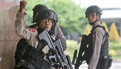 Indonéští policisté zasahují na místě teroristického útoku v obchodní čtvrti... | na serveru Lidovky.cz | aktuální zprávy