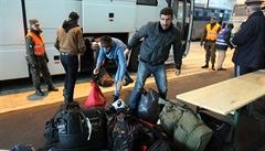 Migranti vystupují z autobusu u Villachu, obci na hranici Rakouska a Slovinska.