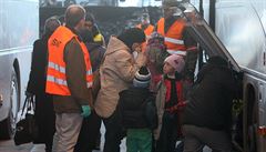 Migranti nastupují do rakouského autobusu po pekroení hranice ze Slovinska.