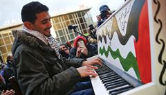 Známý syrský hudebník Aeham Ahmad, laureát Beethovenovy ceny, hraje na...