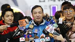 Eric chu, lídr Kuomintangu, hovoí ped volbami s médii.