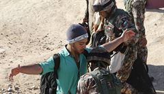 Jordántí vojáci prohledávají uprchlíka ze Sýrie, ne ho pustí do tábora pro...