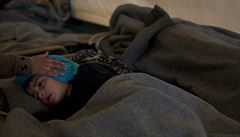 Syanka pikládá na elo svého nemocného syna chladivý runík (uprchlický tábor...