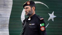 Pákistánský policista u místa útoku.