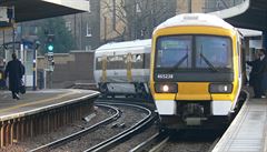 Angličtí železničáři vydali kuriózní omluvu: Naše vlaky zpozdilo slunce