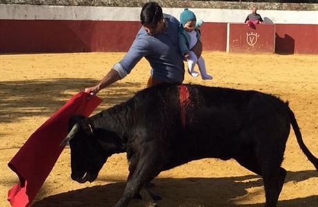 panlský toreador drádil v arén býka s dcerkou v náruí