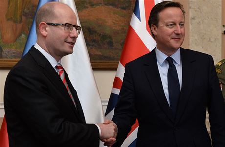 Premiér Bohuslav Sobotka (vlevo) pivítal 22. ledna v Praze britského premiéra...