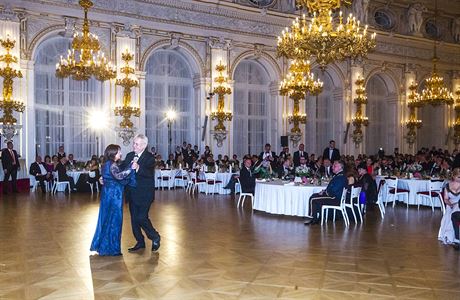 Prezident Milo Zeman s manelkou Ivanou na reprezentaním plesu, který se...