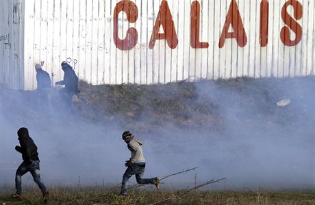 Migranti v Calais prchají ped slzným plynem, který na n pouila policie...