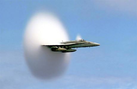 FA-18 Hornet pekonává zvukovou bariéru.