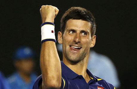 Novak Djokovi se raduje z vhry nad Rogerem Federerem