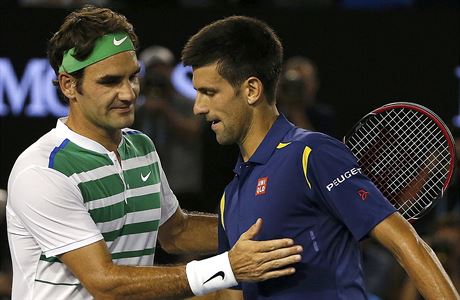 Roger Federer gratuluje Novaku Djokoviovi k dalmu vtzstv ve vzjemnch...