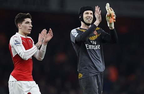 Fotbalisté Arsenalu Hector Bellerin a Petr ech tleskají fanoukm.