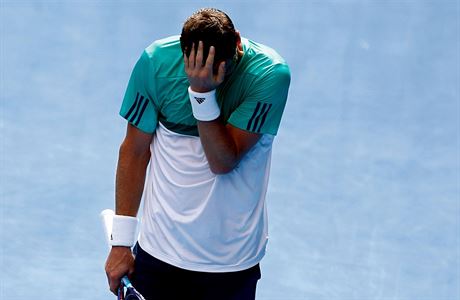 Zklamaný Tomá Berdych v utkání s Rogerem Federerem.