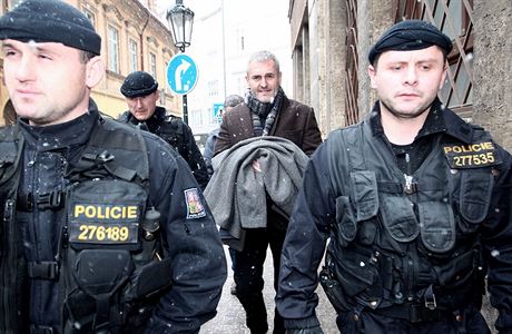 Petra Siska odvedli policist na sluebnu v prask ulici Bartolomjsk.