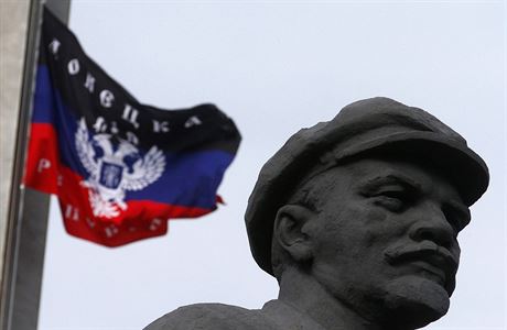Vlajka vzbouenc u Leninovy sochy v centru Doncku.