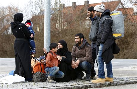 Migranti odpoívají na ulici v Erdingu.