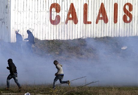 Migranti v Calais prchají ped slzným plynem, který na n pouila policie...