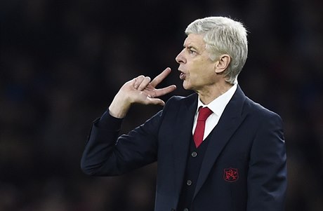 Gestikulující Arsene Wenger.