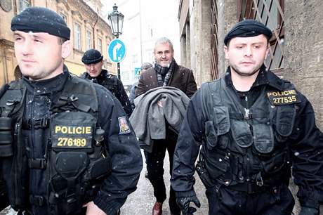 Petra Sisáka odvedli policisté na sluebnu v praské ulici Bartolomjská.