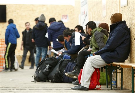 Migranti v registraním táboe (Erding u Mnichova).