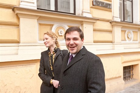 Karel Bezina slaví s pítelkyní Gabrielou Kloudovou verdikt Okresního soudu...