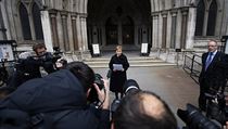Marina Litviněnková předčítá závěry soudu v Londýně.