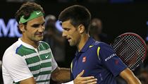 Roger Federer gratuluje Novaku Djokoviovi k dalmu vtzstv ve vzjemnch...
