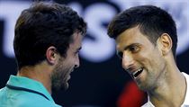 smv u st. Gilles Simon (vlevo) a Novak Djokovi.