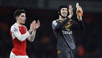 Fotbalisté Arsenalu Hector Bellerin a Petr Čech tleskají fanouškům.