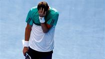 Zklamaný Tomáš Berdych v utkání s Rogerem Federerem.