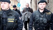 Petra Siska odvedli policist na sluebnu v prask ulici Bartolomjsk.