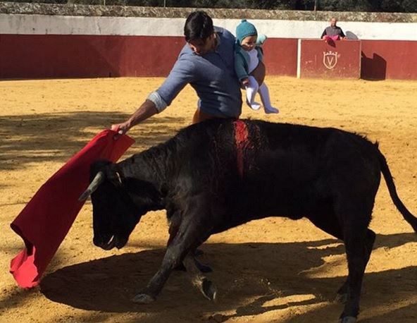 Španělský toreador dráždil v aréně býka s dcerkou v náručí | Zajímavosti |  Lidovky.cz