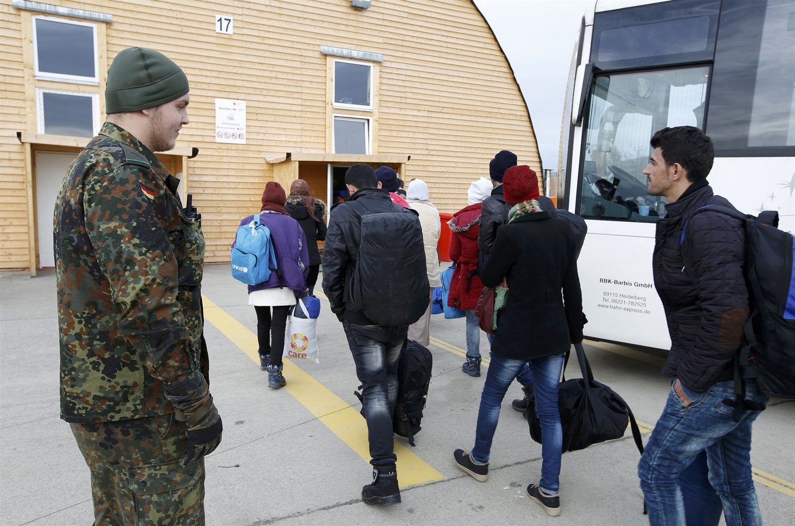 Migranti v registračním táboře (Erding u Mnichova).