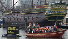 Amnesty International protestuje proti migraní krizi lodí s figurínami.