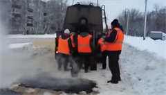 VIDEO: Svrz ruskch silni, asfaltovali zasnenou vozovku