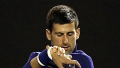 Novak Djokovi bhem rozcviky ped zápasem