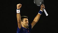 Novak Djokovi se raduje z výhry nad Rogerem Federerem