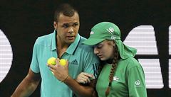 Jo-Wilfried Tsonga pomáhá ot�esené sb�ra�ce.