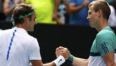 Roger Federer (vlevo) a tomá Berdych po utkání.